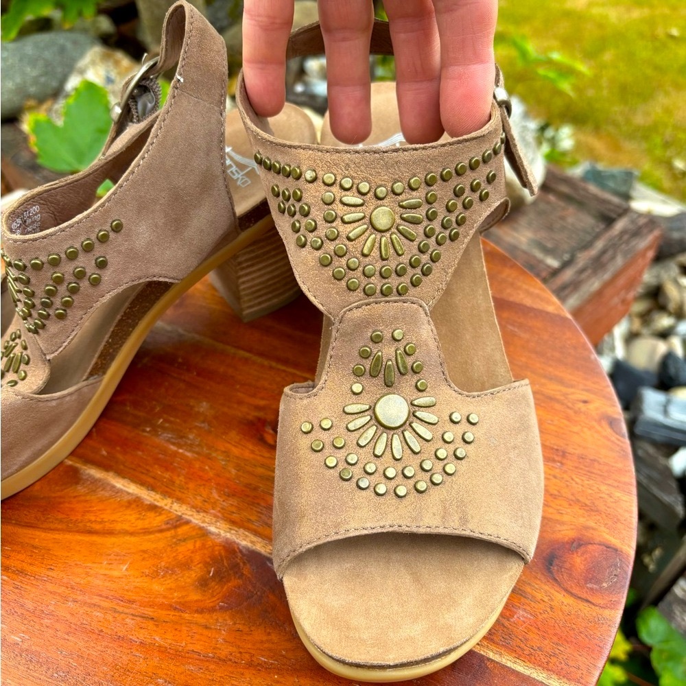Dansko Shimmer Suede (copper/gold) Sandals with Elegant Design. Never worn.